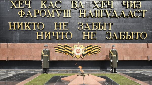 Вечный огонь в Парке Победы в Душанбе. - Sputnik Тоҷикистон