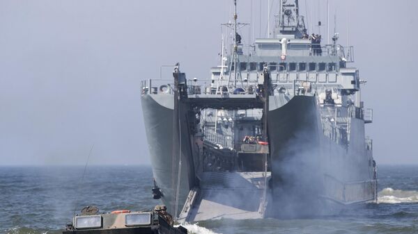 Корабли ВМС Польши и морские пехотинцы США принимают участие в десантной операции во время военных учений в Балтийском море - Sputnik Таджикистан