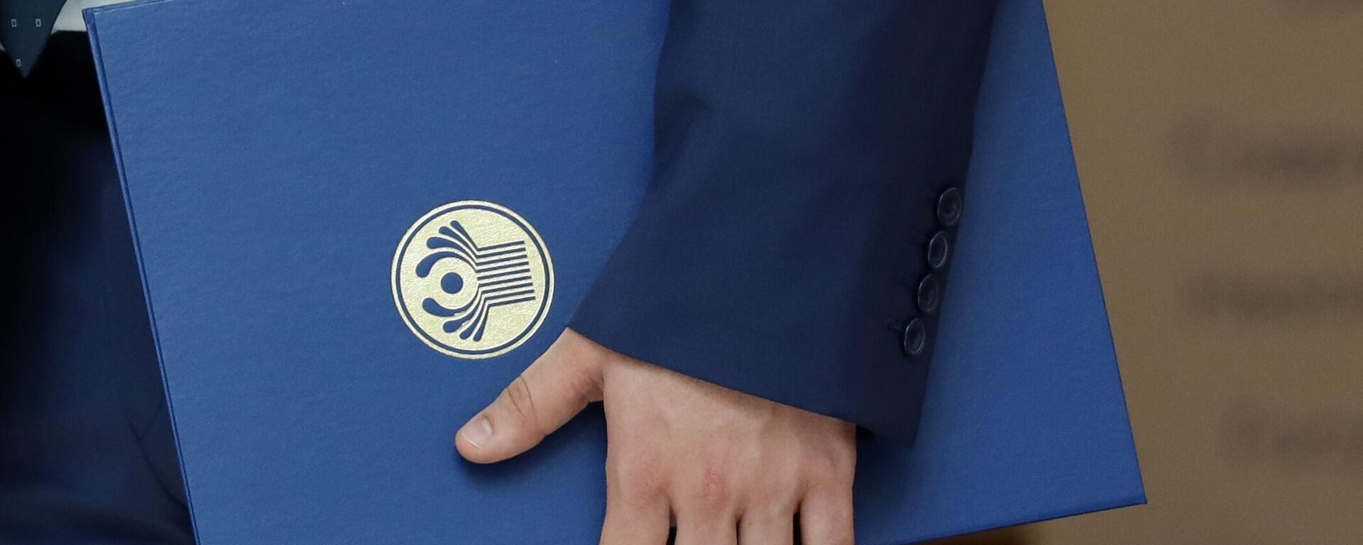 Папка с эмблемой Содружества независимых государств. - Sputnik Таджикистан, 1920, 17.10.2025