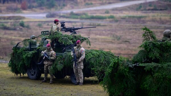 Европейские солдаты принимают участие в военных учениях. Архивное фото - Sputnik Таджикистан