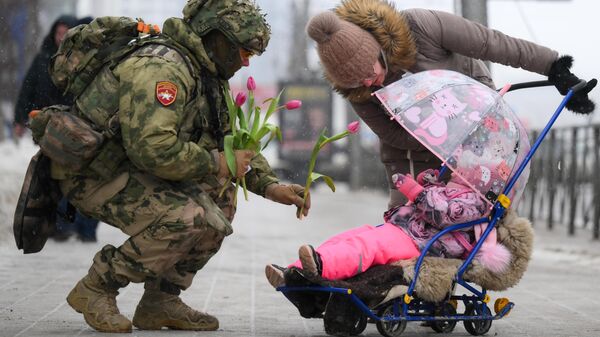 Курсант поздравляет девочку с Международным женским днем в Новосибирске, Россия - Sputnik Тоҷикистон