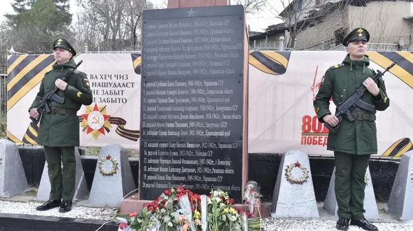 Открытие стелы погибшим в годы ВОВ красноармейцам на Аллее Славы  - Sputnik Тоҷикистон