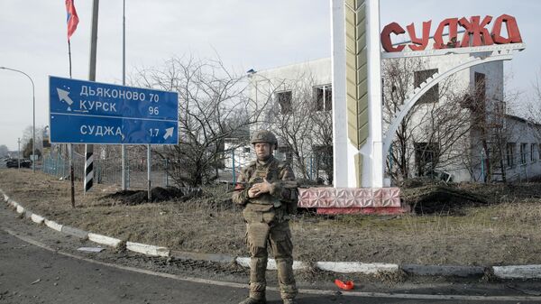 Военнослужащие группировки войск Север в освобожденной Судже - Sputnik Тоҷикистон