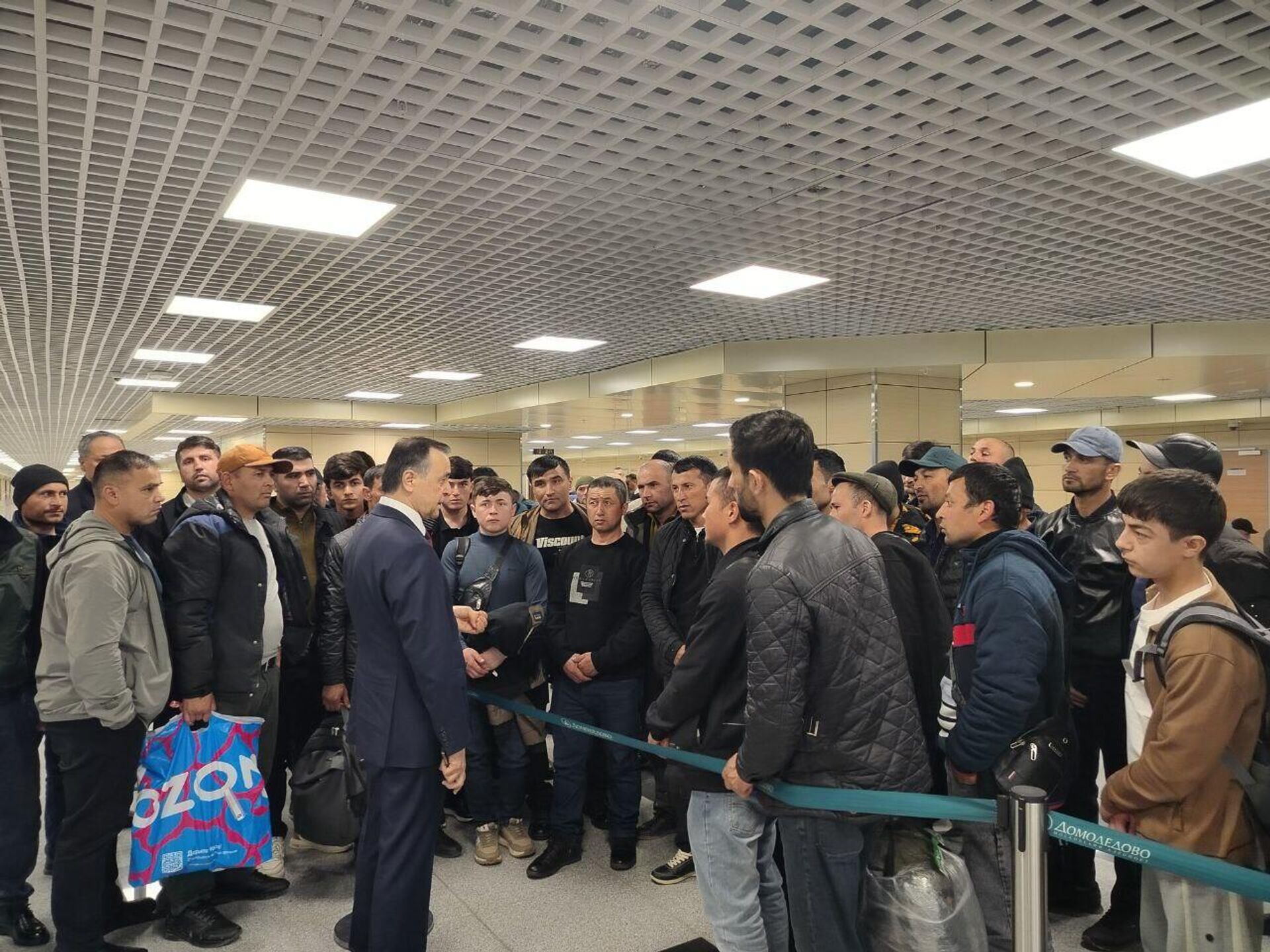 Посол Таджикистана в России Давлатшах Гулмахмадзода посетил аэропорты Домодедово и Шереметьево и провел встречу с гражданами страны Посол Таджикистана в России Давлатшах Гулмахмадзода посетил аэропорты Домодедово и Шереметьево и провел встречу с гражданами страны - Sputnik Таджикистан, 1920, 14.03.2025