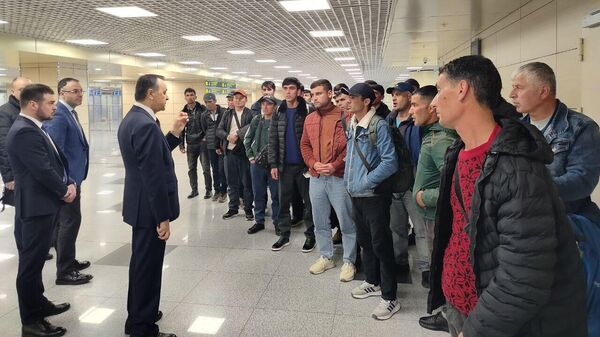 Посол Таджикистана в России Давлатшах Гулмахмадзода посетил аэропорты Домодедово и Шереметьево и провел встречу с гражданами страны - Sputnik Таджикистан