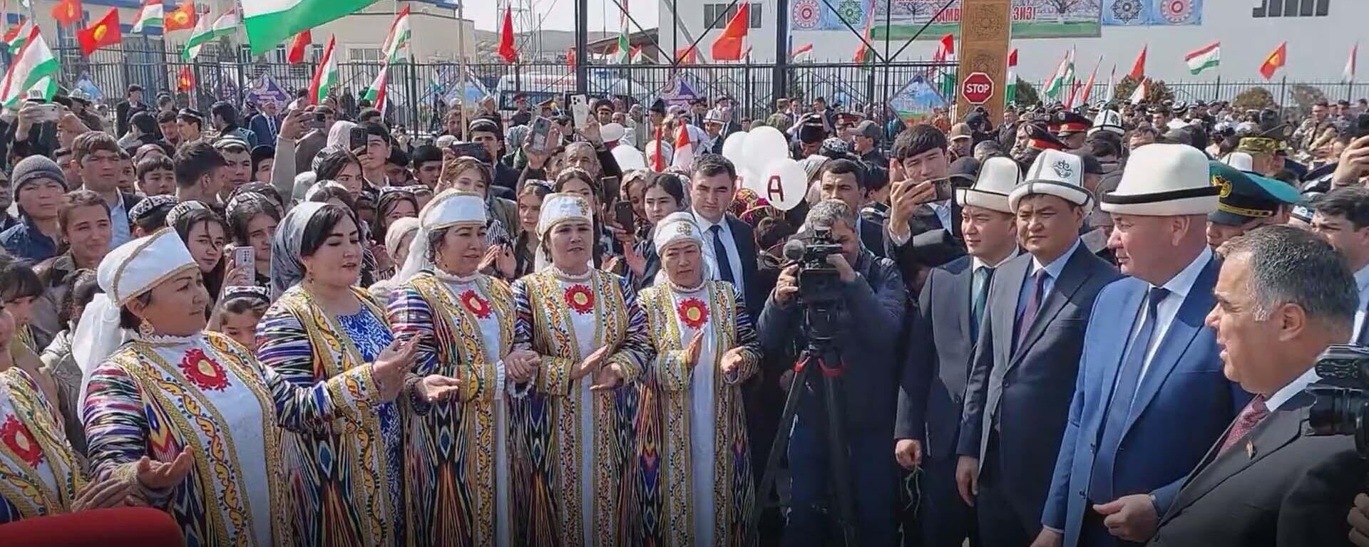 Навруз дружбы: как встретили праздник на таджикско-кыргызской границе?  - Sputnik Таджикистан, 1920, 15.03.2025