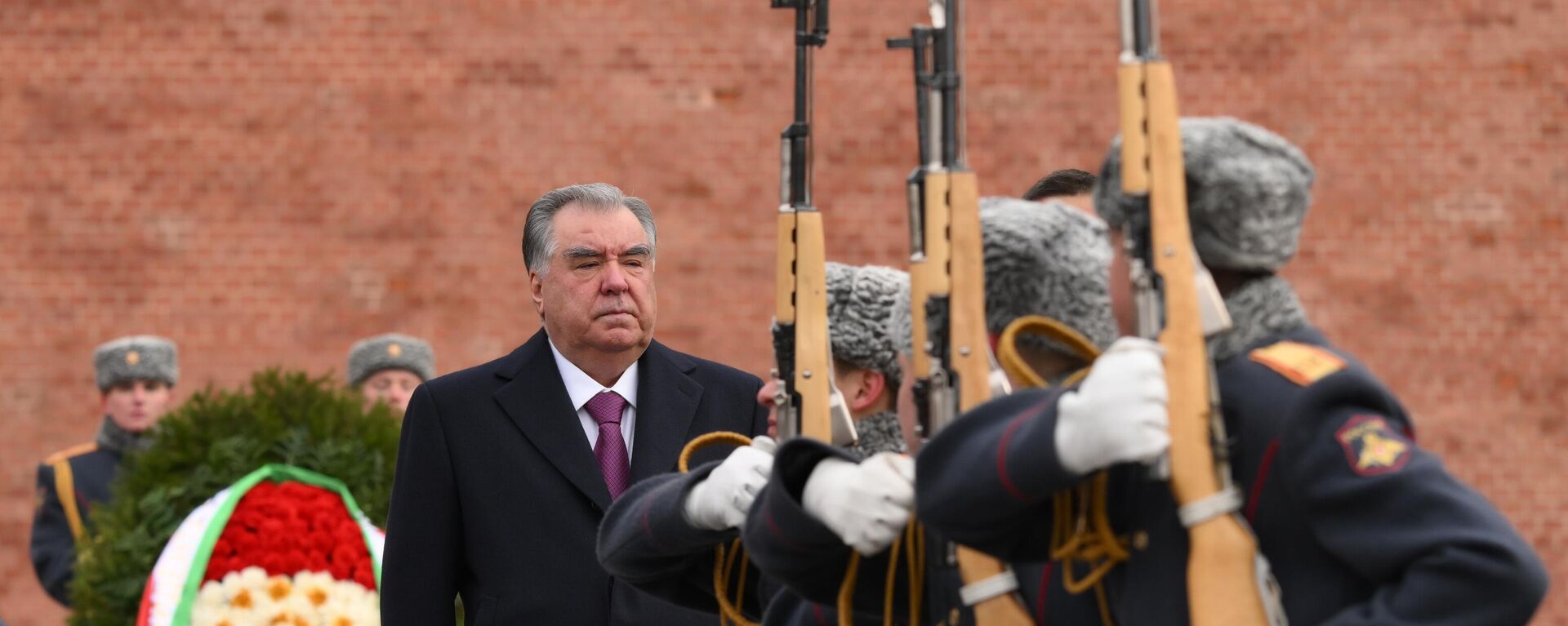 Президент Таджикистана Э. Рахмон возложил цветы к Могиле Неизвестного Солдата - Sputnik Таджикистан, 1920, 17.03.2025