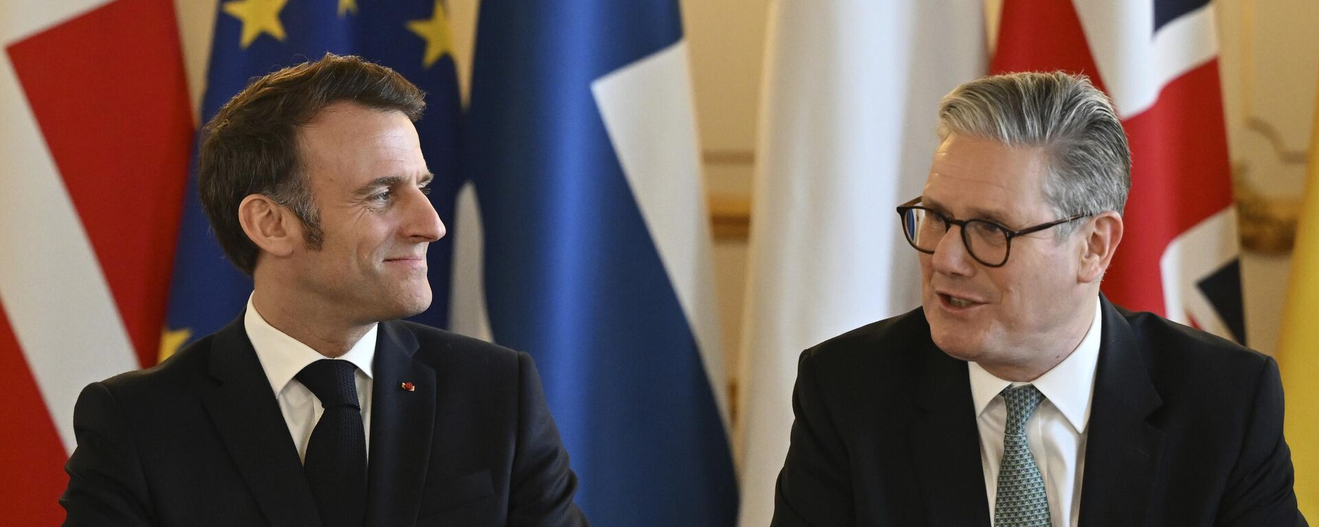 Премьер-министр Великобритании Кир Стармер и президент Франции Эммануэль Макрон на саммите европейских лидеров, посвященном обсуждению ситуации на Украине. Архивное фото - Sputnik Таджикистан, 1920, 18.03.2025