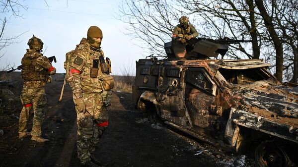 Военнослужащие группы Аида спецназа Ахмат у подбитого бронеавтомобиля Козак ВСУ в Суджанском районе Курской области - Sputnik Тоҷикистон