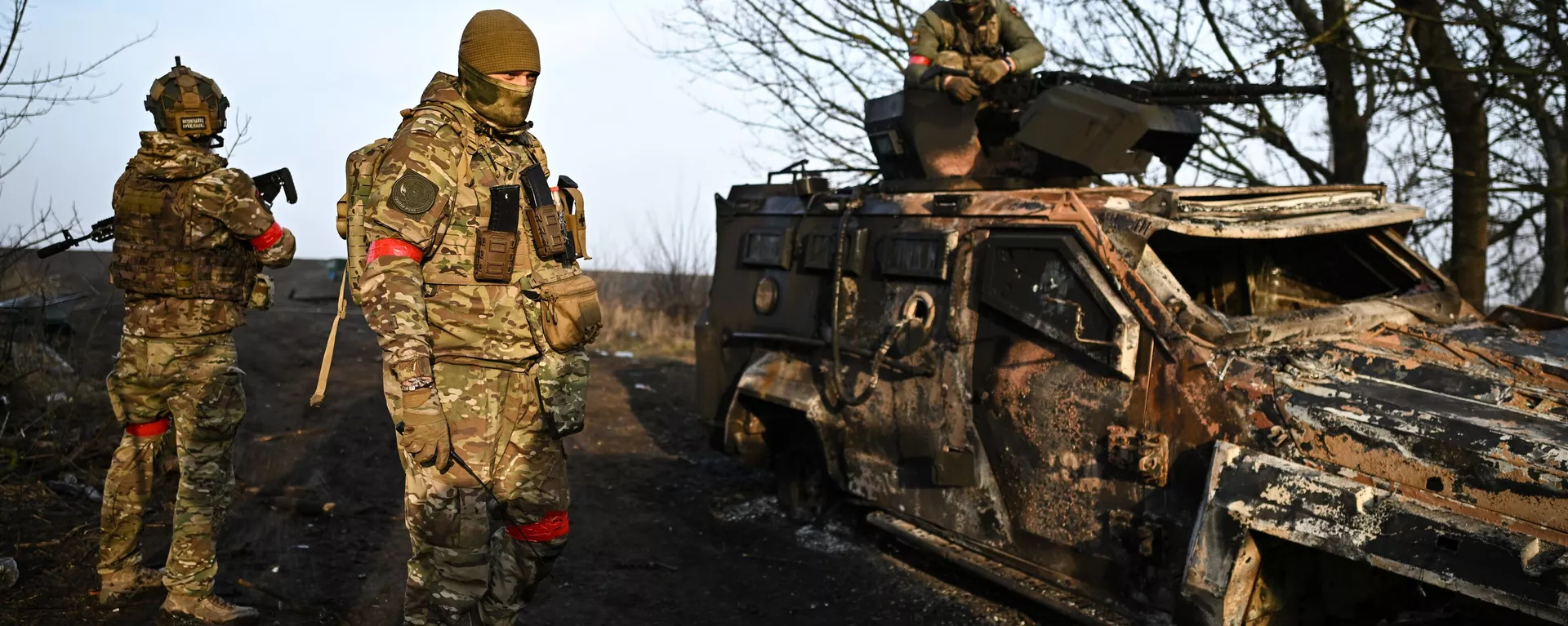 Военнослужащие группы Аида спецназа Ахмат у подбитого бронеавтомобиля Козак ВСУ в Суджанском районе Курской области - Sputnik Тоҷикистон, 1920, 13.04.2025
