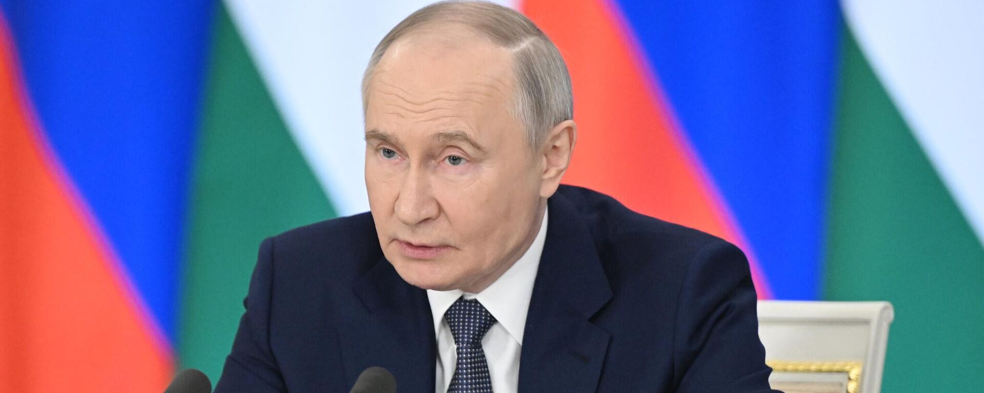 Президент РФ Владимир Путин во время заявления для прессы по итогам российско-таджикистанских переговоров. - Sputnik Тоҷикистон, 1920, 11.05.2025