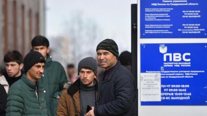 Очереди у миграционного центра в Екатеринбурге