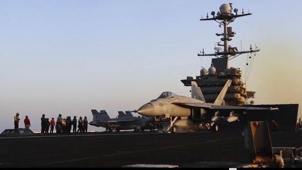 Взлет самолетов с авианосца USS Harry S. Truman в Красном море перед авиаударами по Сане, Йемен, в субботу, 15 марта 2025 года. - Sputnik Таджикистан