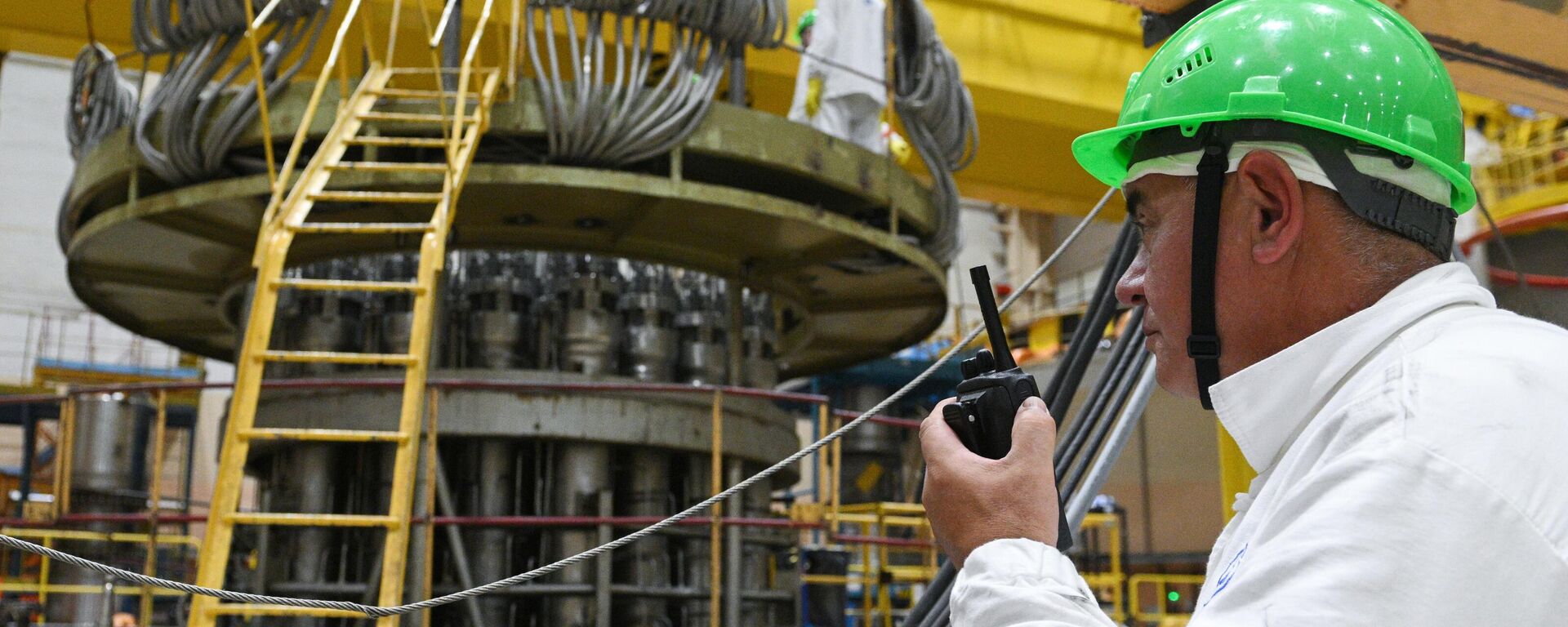 Сотрудник в реакторном зале Кольской атомной электростанции (АЭС) в Мурманске. - Sputnik Таджикистан, 1920, 18.03.2025