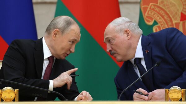 Президент РФ Владимир Путин и президент Беларуси Александр Лукашенко (слева направо) - Sputnik Тоҷикистон