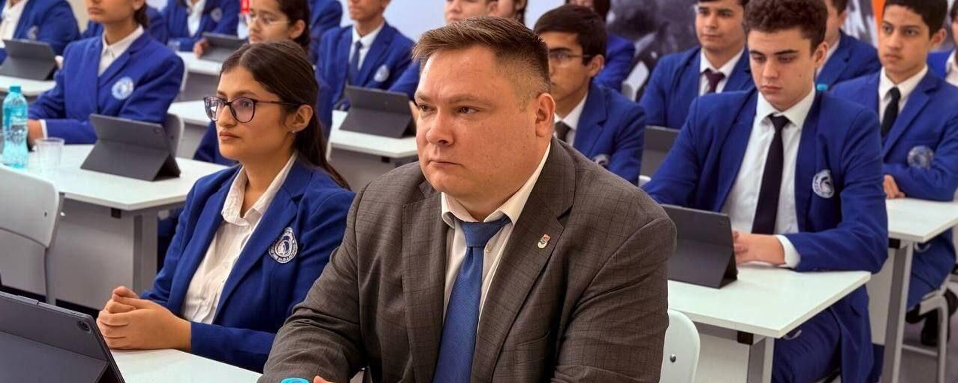 Владимир Гудков, директор средней общеобразовательной школы им. Гагарина в Душанбе - Sputnik Таджикистан, 1920, 19.03.2025