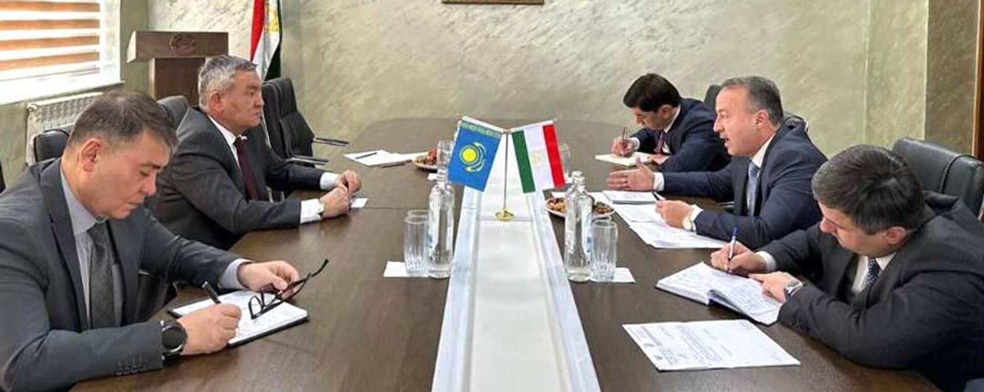 Встреча Посла Казахстана в Таджикистане Валихана Туреханова с Директором Агентства по экспорту при Правительстве Республики Таджикистан Бахриддином Сироджиддинзода  - Sputnik Тоҷикистон, 1920, 19.03.2025