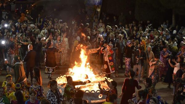 Костер Навруза в Парке Победы в Душанбе - Sputnik Тоҷикистон