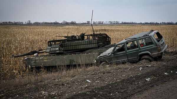 Сгоревший бронеавтомобиль и танк ВСУ M1 Arbrams в Суджанском районе Курской области. - Sputnik Тоҷикистон