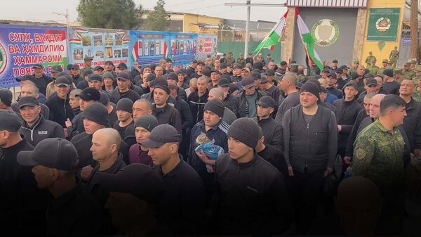 Слезы счастья: в Худжанде освобождены 160 заключенных   - Sputnik Таджикистан