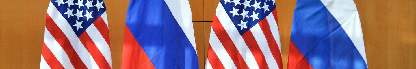 Государственные флаги России и США - Sputnik Тоҷикистон