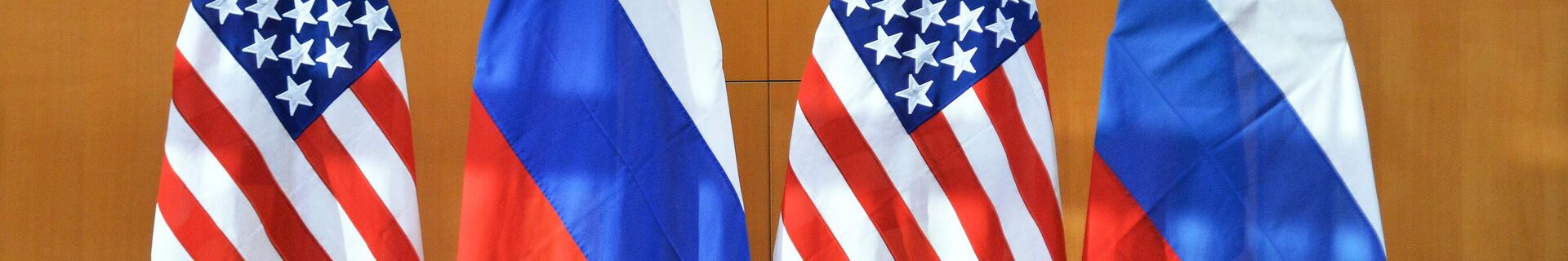 Государственные флаги России и США - Sputnik Таджикистан, 1920, 14.08.2025