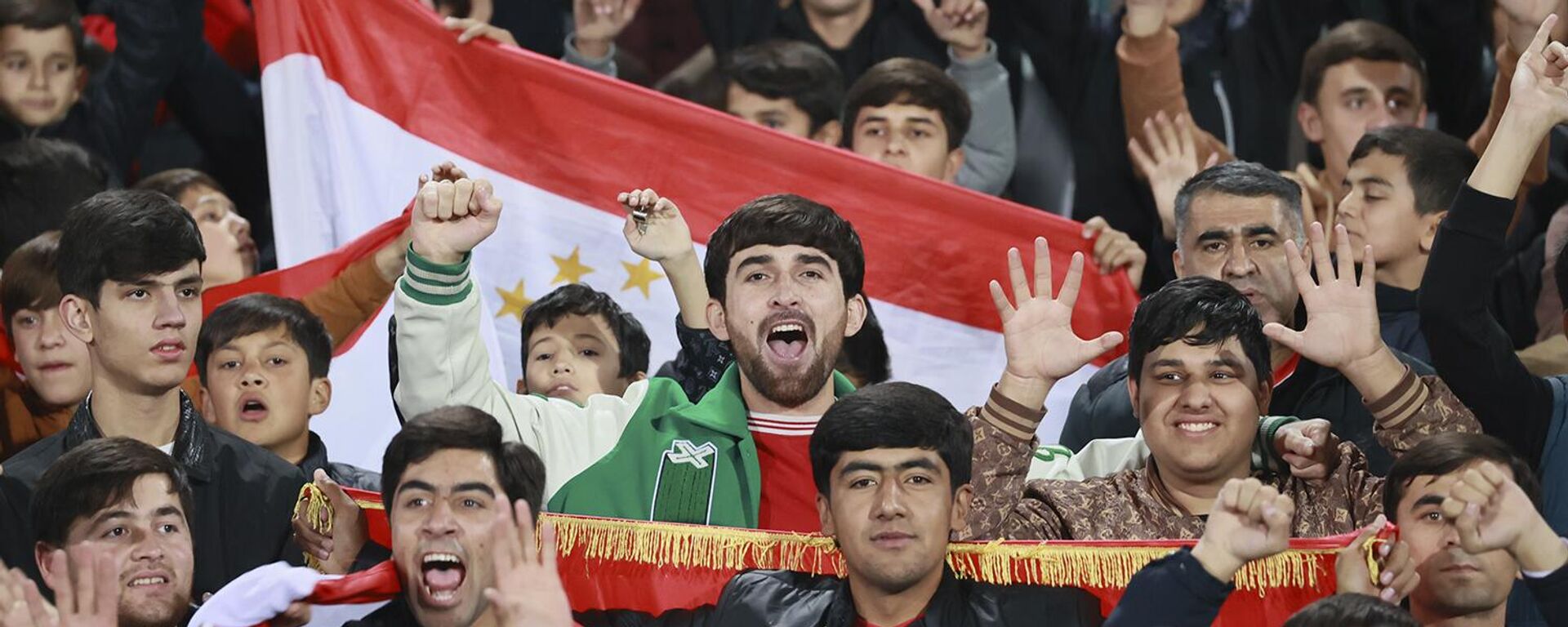 Болельщики сборной Таджикистана по футболу  - Sputnik Таджикистан, 1920, 31.12.2025