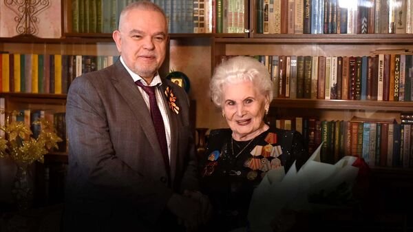 Ба собиқадори меҳнати 93-сола медали 80-солагии Ғалаба доданд - видео  - Sputnik Тоҷикистон