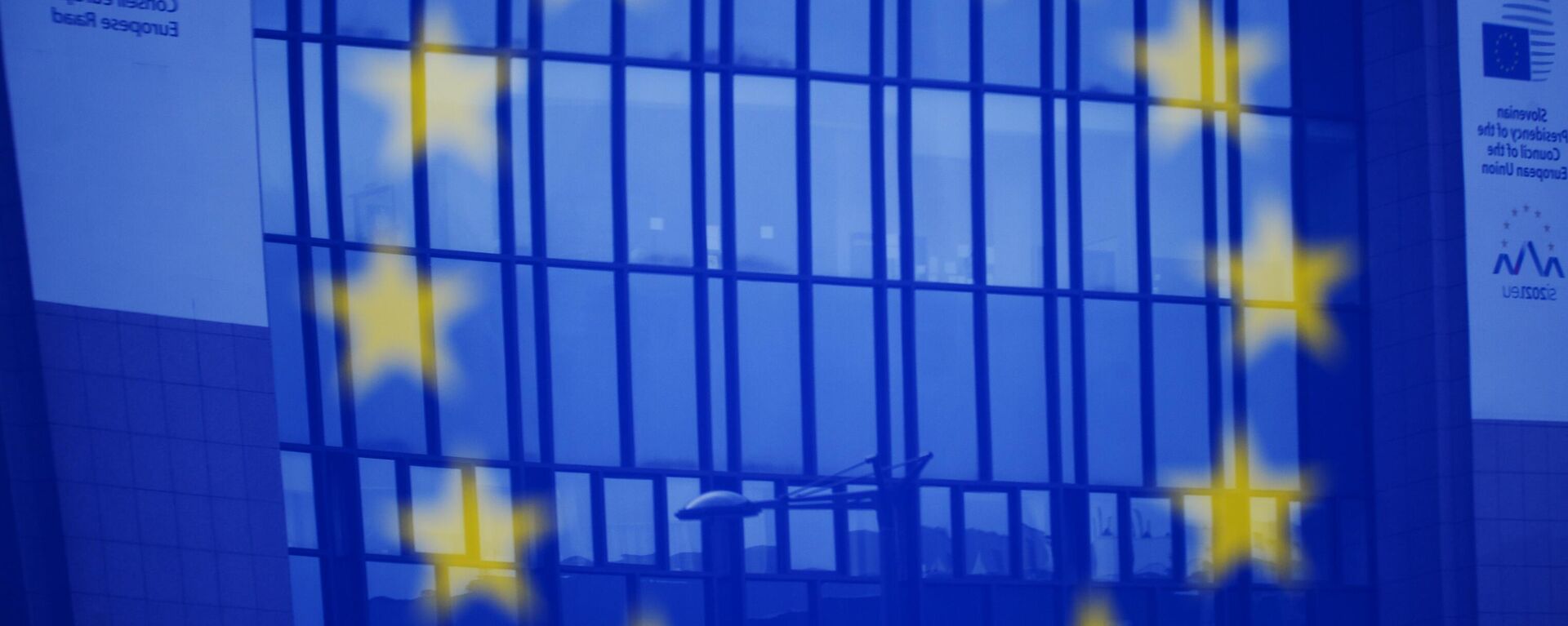 Логотип Евросоюза возле здания штаб-квартиры Европейского парламента в Брюсселе - Sputnik Таджикистан, 1920, 28.03.2025