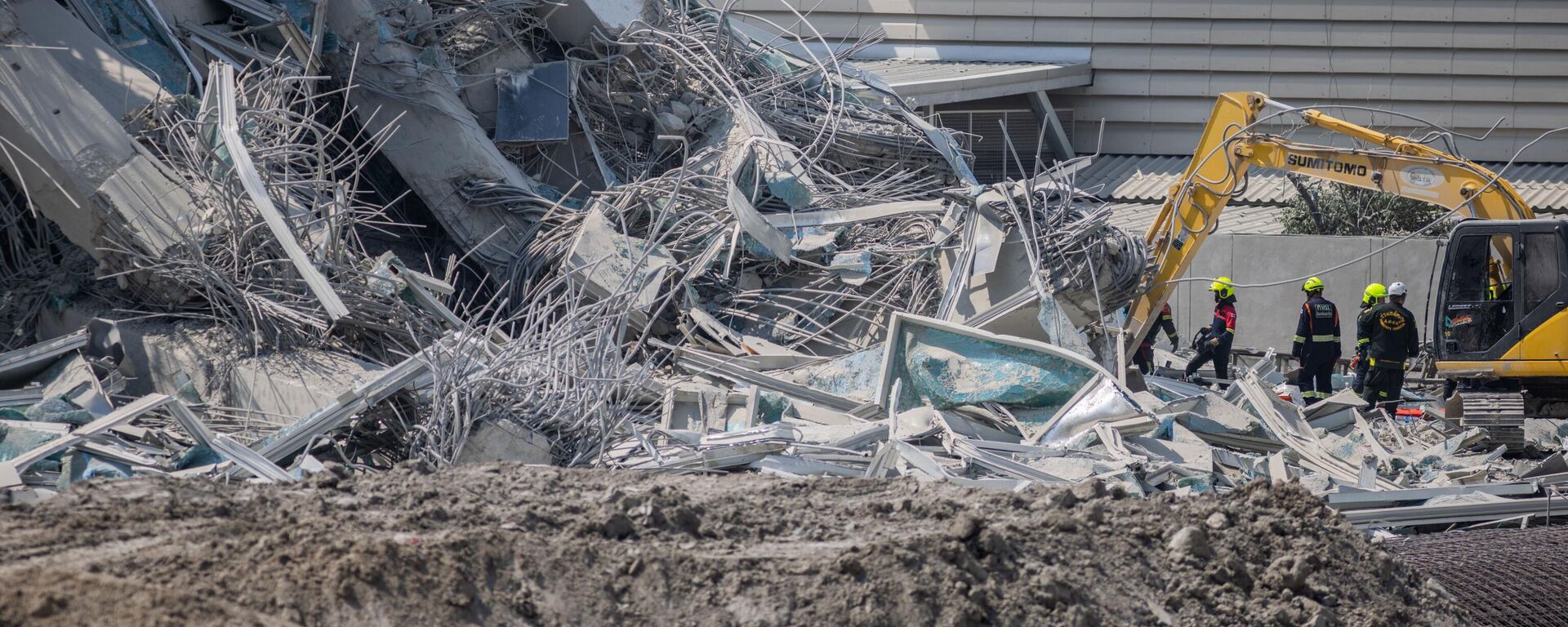 Тайские спасатели на месте обрушения здания в Бангкоке - Sputnik Тоҷикистон, 1920, 28.03.2025