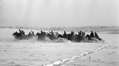 Бойцы 3-й Гвардейской кавалерийской дивизии идут в атаку