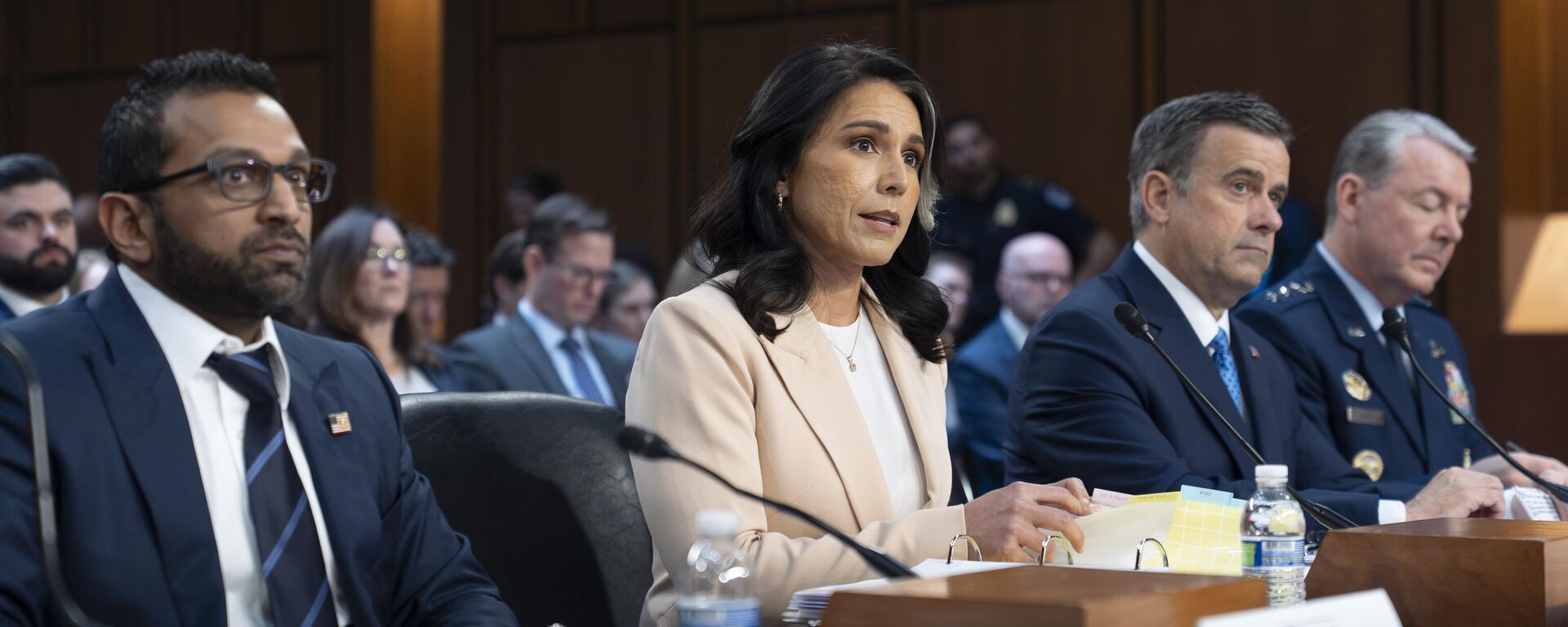  Директор ФБР Кэш Патель, директор Национальной разведки Тулси Габбард, директор ЦРУ Джон Рэтклифф и директор Агентства военной разведки Джеффри Круз на слушаниях по мировым угрозам на Капитолийском холме в Вашингтоне во вторник, 25 марта 2025 г - Sputnik Тоҷикистон, 1920, 21.12.2025