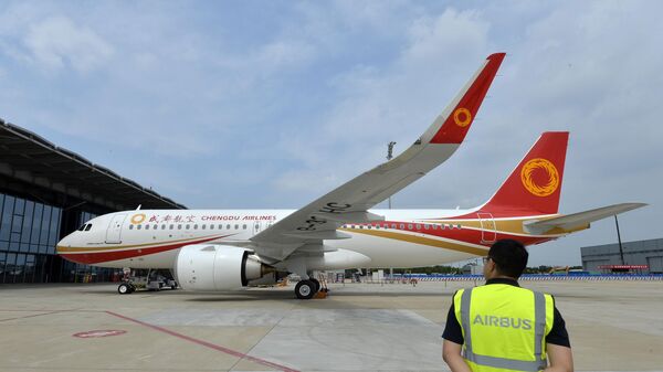 Самолет авиакомпании Chengdu Airlines  - Sputnik Тоҷикистон