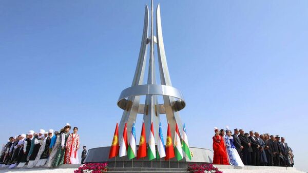 Главы государств открыли стелу Дружбы Узбекистана, Таджикистана и Кыргызстана  - Sputnik Таджикистан