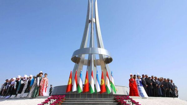 Главы государств открыли стелу Дружбы Узбекистана, Таджикистана и Кыргызстана  - Sputnik Таджикистан