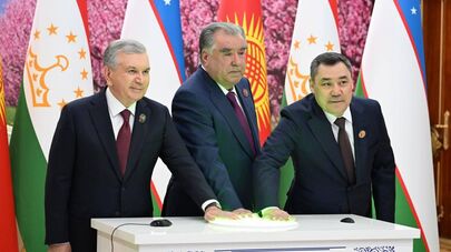 Главы государств открыли стелу Дружбы Узбекистана, Таджикистана и Кыргызстана