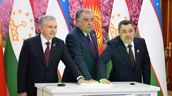 Главы государств открыли стелу Дружбы Узбекистана, Таджикистана и Кыргызстана  - Sputnik Тоҷикистон