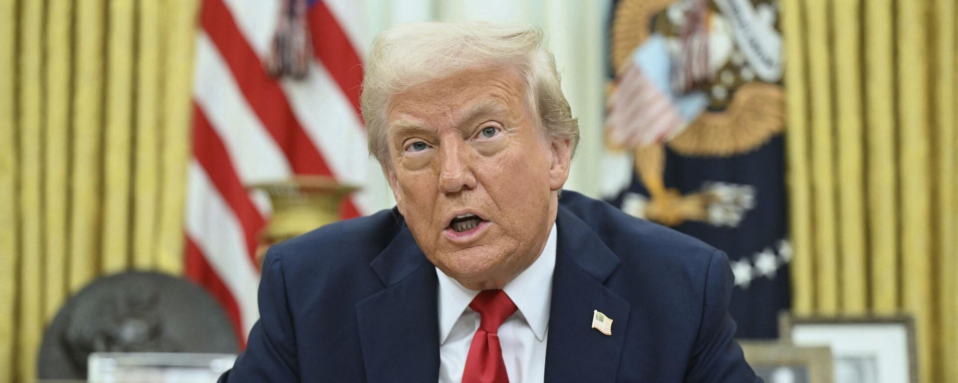 Президент Дональд Трамп выступает перед журналистами в Овальном кабинете Белого дома в Вашингтоне, понедельник, 31 марта 2025 г. - Sputnik Таджикистан, 1920, 02.04.2025