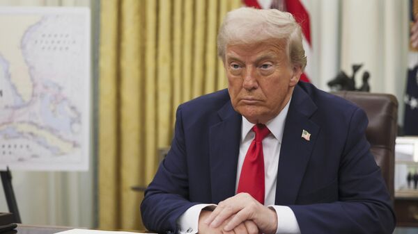 Президент Дональд Трамп на встрече с журналистами в Овальном кабинете Белого дома в Вашингтоне,  31 марта 2025 года  - Sputnik Таджикистан