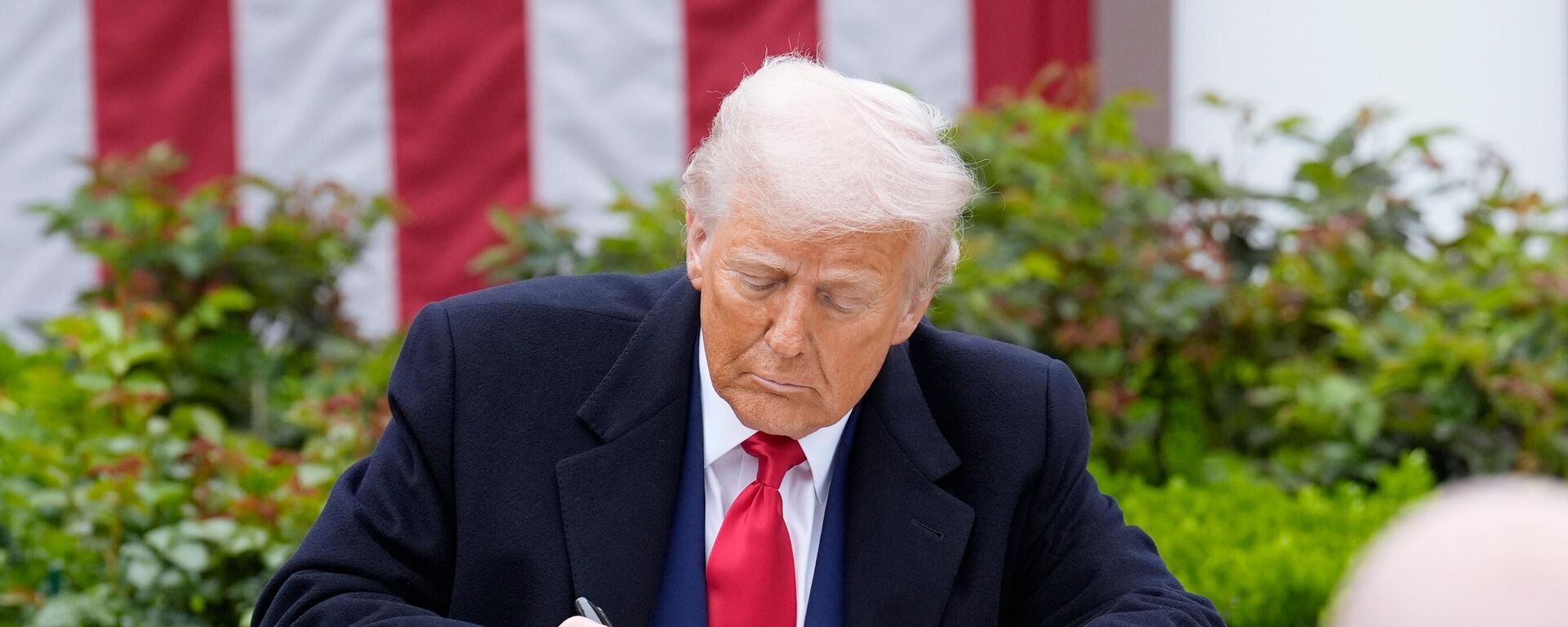 Президент США Трамп объявил о введении пошлин на продукцию других стран - Sputnik Тоҷикистон, 1920, 05.04.2025