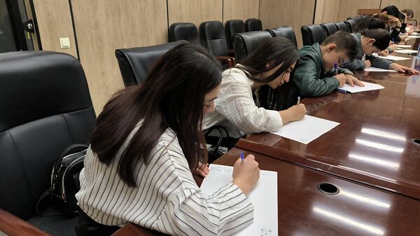 Дар Тоҷикистон Диктанти дастаҷамъӣ баргузор шуд. - Sputnik Тоҷикистон