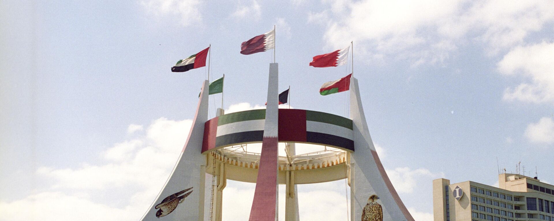 Памятник в честь создания независимого федеративного государства Объединенных Арабских Эмиратов - Sputnik Тоҷикистон, 1920, 07.04.2025