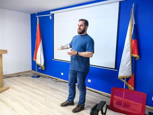Разработчик и эксперт по использованию ИИ в медиа Александр Петров делится опытом. - Sputnik Таджикистан