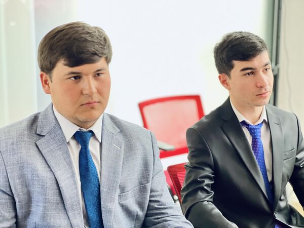 Молодые люди узнали какие нейросети лучше использовать для быстрого создания презентаций. - Sputnik Таджикистан