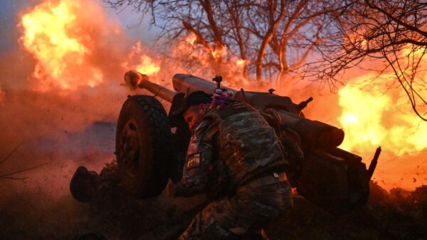 Работа артиллерийского расчета гаубицы Д-30 спецназа Ахмат МО РФ в Курской области - Sputnik Тоҷикистон
