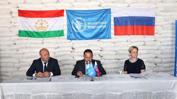  Передача школьного питания в рамках Всемирной продовольственной программы ООН - Sputnik Тоҷикистон