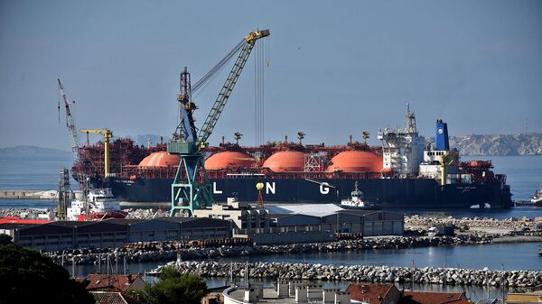 Танкер для перевозки сжиженного природного газа (СПГ) Toscana в порту Марселя - Sputnik Таджикистан