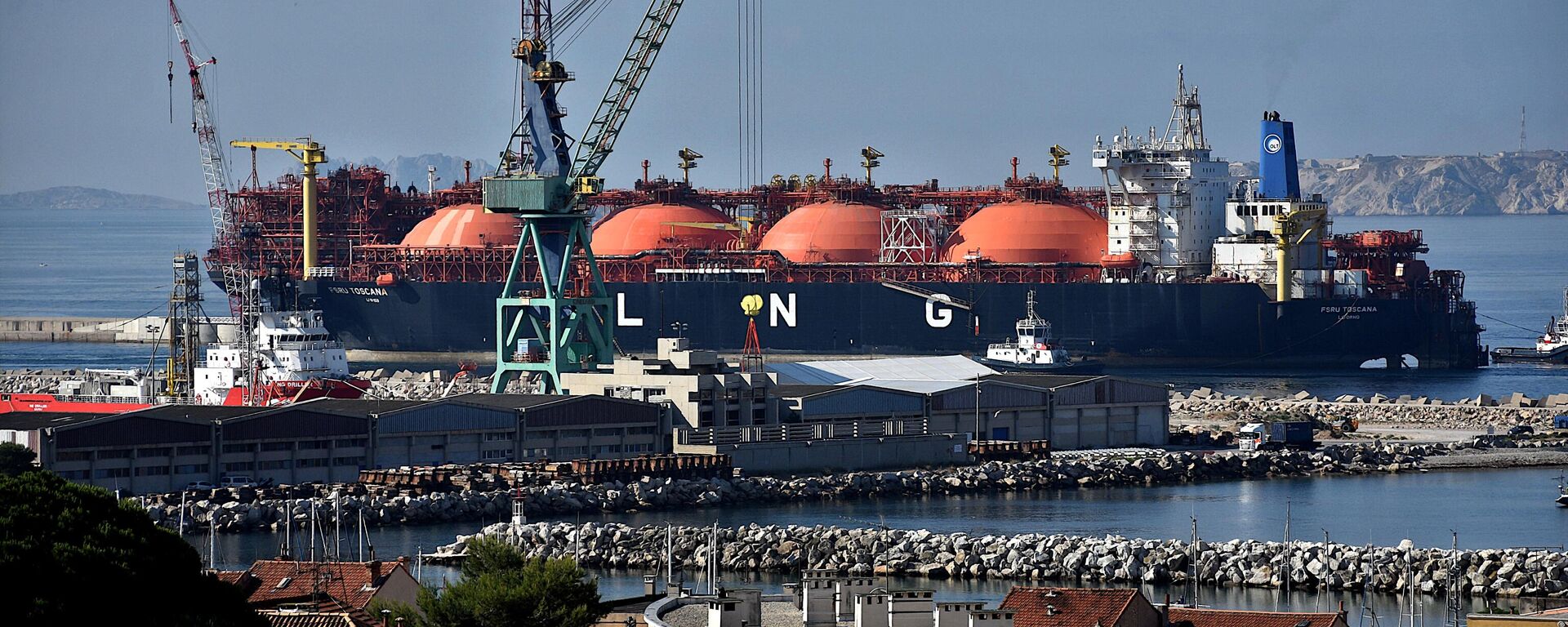 Танкер для перевозки сжиженного природного газа (СПГ) Toscana в порту Марселя - Sputnik Таджикистан, 1920, 10.04.2025