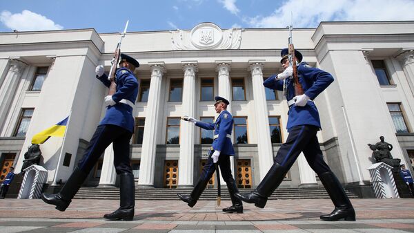Почетный караул возле здания Верховной рады Украины в Киеве  - Sputnik Тоҷикистон