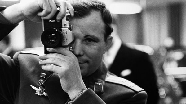 Летчик-космонавт СССР Юрий Гагарин с фотоаппаратом - Sputnik Тоҷикистон